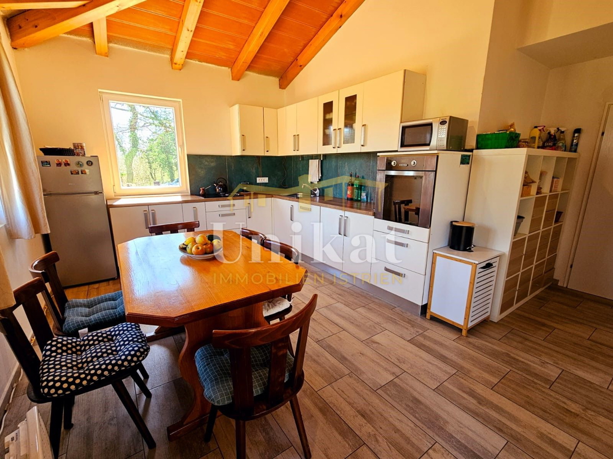 Pritlična hiša brez sosedov 10 km od Poreča - velika vrtna površina